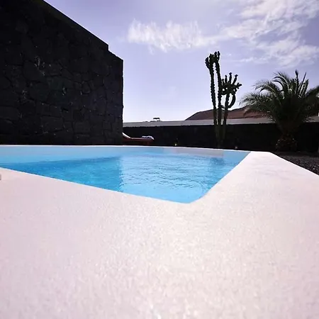 Playa Blanca Sleeps 4 Pool Wifi Villa Playa Blanca (Lanzarote)